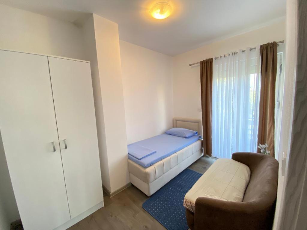 Home Mia Airport Podgorica Exterior photo